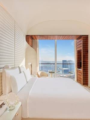 Schlafzimmer im Fairmont Doha Hotel mit Blick auf die Stadt