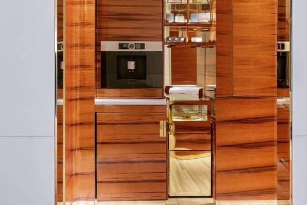 Innenansicht der Küche im Fairmont Doha mit Holzschränken und Edelstahlgeräten.