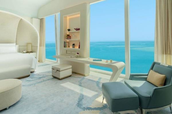 Suite im Fairmont Doha mit Blick auf das Meer und modernen Möbeln.