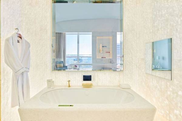 Fairmont Doha Badezimmer mit Badewanne und Spiegel