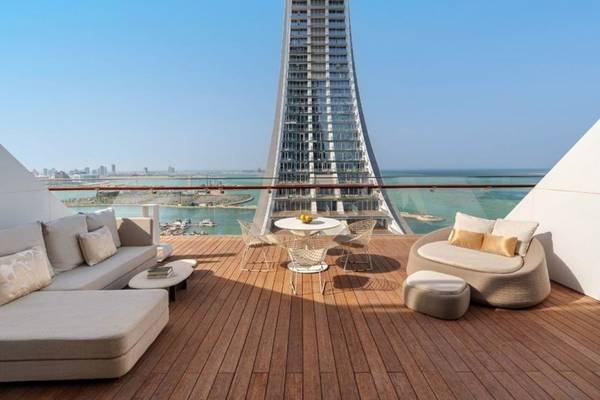 Fairmont Doha Terrasse mit Blick auf ein Hochhaus und die Stadt