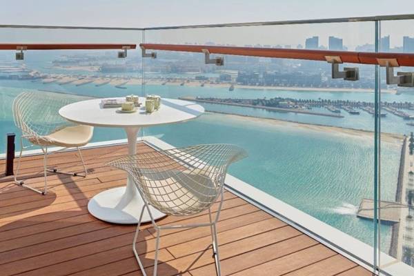 Aussicht von der Balkon des Fairmont Doha Hotels mit Meer und Stadt im Hintergrund.