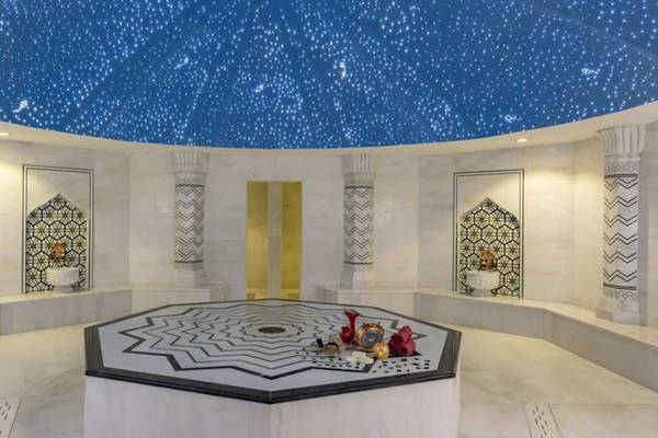 Innenbereich der Sauna im Royal Taj Mahal Hotel mit Sternenhimmeldecke und zentralem Tisch.