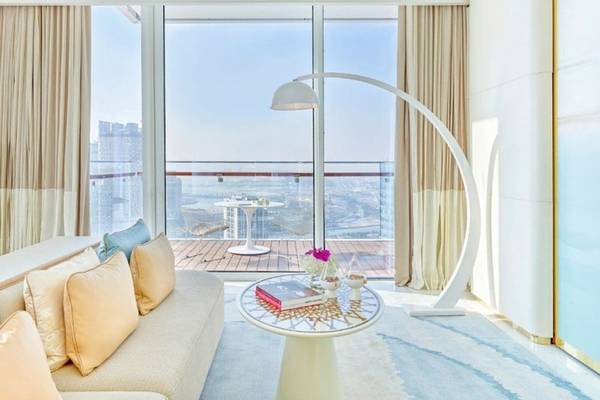 Wohnzimmer des Fairmont Doha Hotels mit Blick auf die Terrasse und die Stadt.