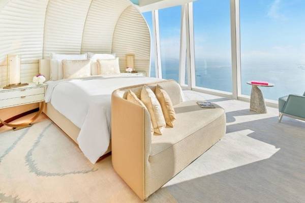 Suite im Fairmont Doha mit Blick auf das Meer und eine komfortable Couch