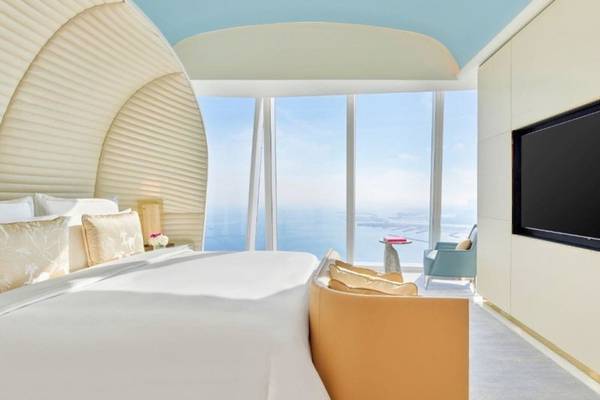 Innenansicht einer Suite im Fairmont Doha mit Blick auf das Meer und modernen Möbeln.
