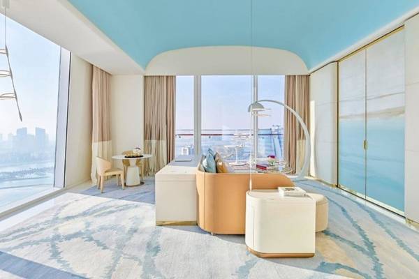 Innenraum der Fairmont Doha Suite mit Blick auf die Stadt und das Meer.