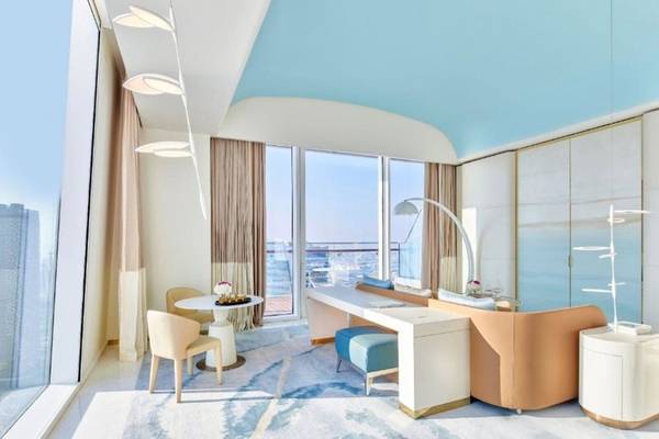 Fairmont Doha Hotel Innenraum mit Schreibtisch, Sofa und großer Fensterfront.