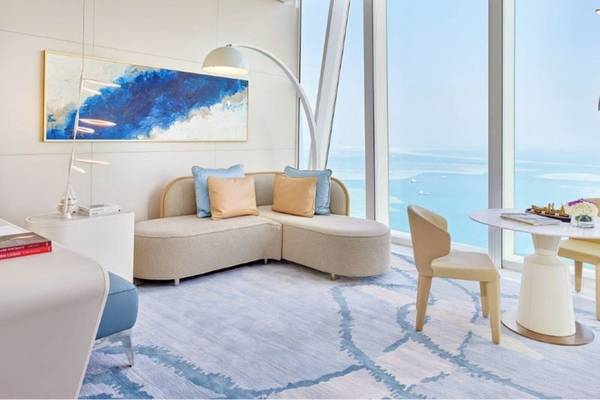 Innenansicht einer Suite im Fairmont Doha mit Blick auf das Meer