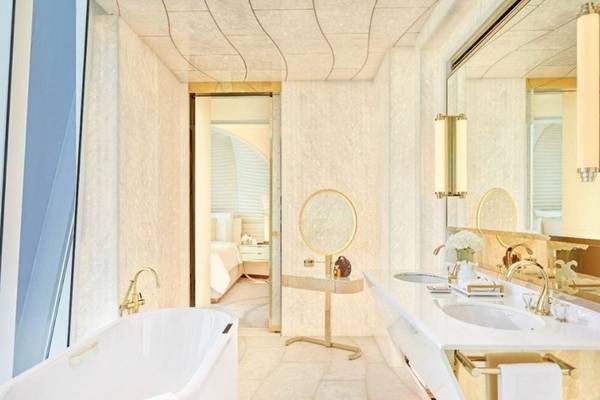 Luxuriöses Badezimmer im Fairmont Doha mit Badewanne, Waschbecken und Spiegel.