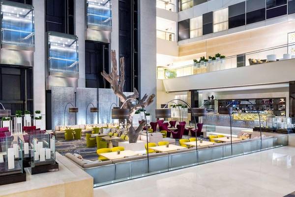 Lobby des Hyatt Regency Oryx Doha Hotels mit Möbeln und Dekoration.