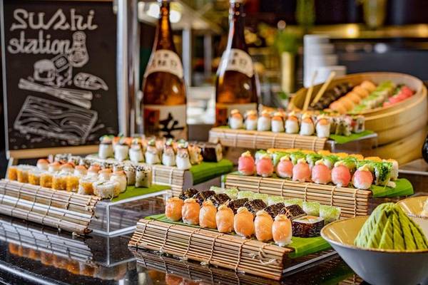 Sushi-Station im Hyatt Regency Oryx Doha mit verschiedenen Sushi-Platten und Getränken.