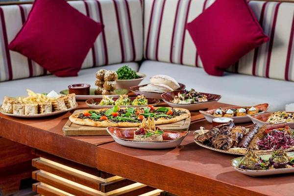 Buffettisch im Hyatt Regency Oryx Doha mit verschiedenen Gerichten, Vorspeisen und Desserts.