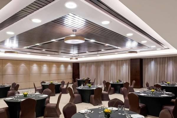 Bankettsaal im Hyatt Regency Oryx Doha mit gedeckten Tischen und Stühle.