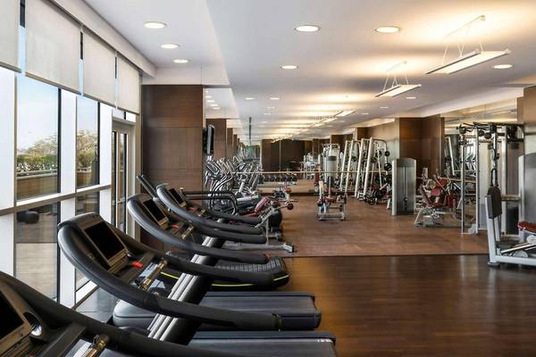 Fitnesscenter im Hyatt Regency Oryx Doha mit Laufbändern und anderen Geräten.