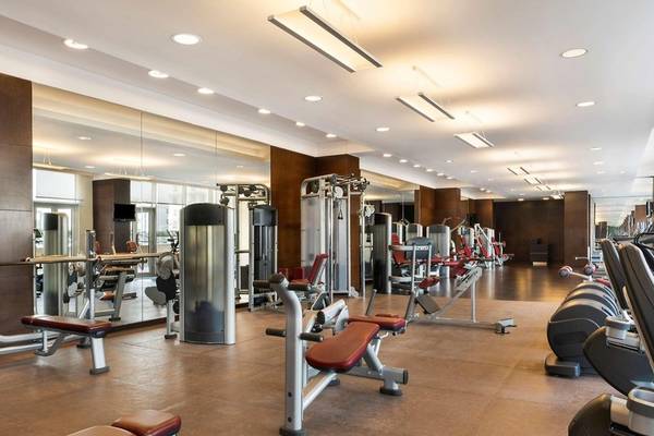 Innenansicht des Fitnesscenters im Hyatt Regency Oryx Doha mit vielen Trainingsgeräten