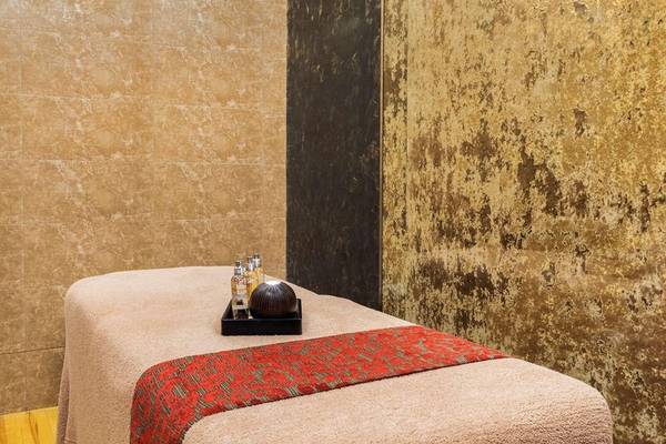 Spa-Bereich im Hyatt Regency Oryx Doha mit einem Massagebett und einer Tischplatte