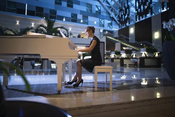 Frau spielt Klavier im Hotel Hyatt Regency Oryx Doha
