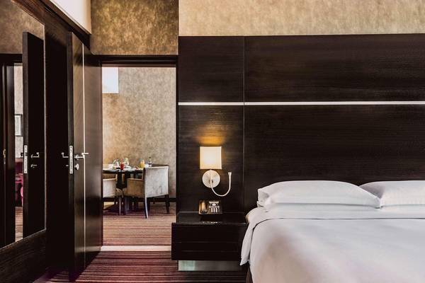 Hotelzimmer im Hyatt Regency Oryx Doha mit Bett, Nachttisch und Lampe