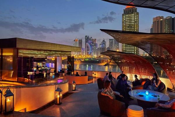Abendstimmung im Four Seasons Hotel Doha mit Blick auf die Skyline.