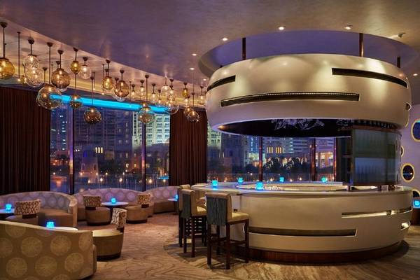 Lounge im Four Seasons Hotel Doha mit moderner Einrichtung und Blick auf die Stadt.