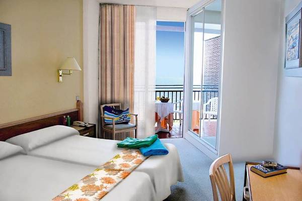 Zimmer im Beverly Park & Spa Hotel mit Blick auf den Balkon und Meer.
