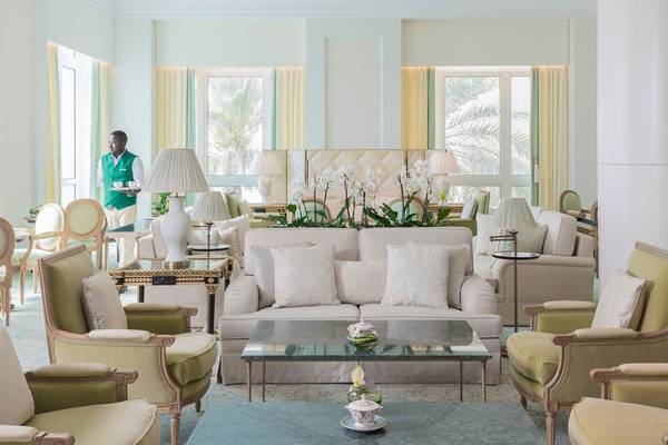 Lobby des Four Seasons Hotel Doha mit einem Angestellten, der eine Tasse serviert