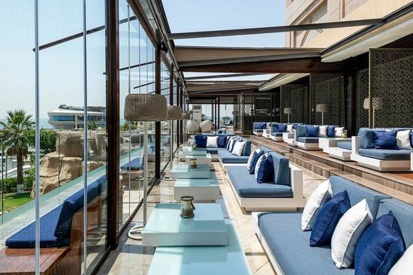 Terrasse im Four Seasons Hotel Doha mit blauen Sofas und Tischen