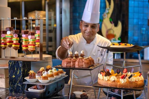 Ein Küchenchef des Four Seasons Hotel Doha bereitet Desserts zu.