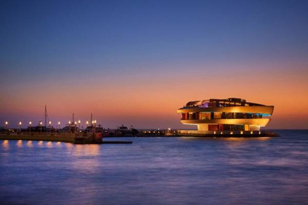 Das Four Seasons Hotel Doha bei Sonnenuntergang am Meer