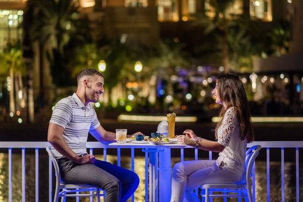 Ein Paar genießt ein Abendessen auf der Terrasse des Four Seasons Hotel Doha.
