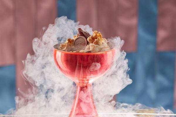 Eisbecher im Mandarin Oriental Doha mit weißem Rauch und einem Schokoriegel obenauf