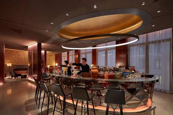 Barbereich des Mandarin Oriental Doha mit zwei Personen, die Getränke zubereiten.