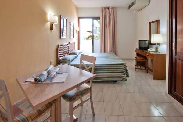 Hotelzimmer im Beverly Park & Spa mit Bett, Schreibtisch und Balkon