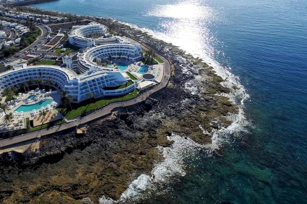 Luftaufnahme des Iberostar Selection Lanzarote Park Hotels mit Swimmingpools und Meerblick