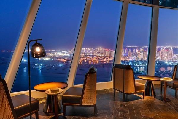 Blick aus dem Raffles Doha Hotel auf die Stadt bei Nacht