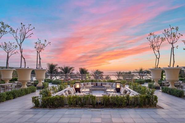 Abendliche Terrasse im Raffles Doha mit Blick auf den Sonnenuntergang.