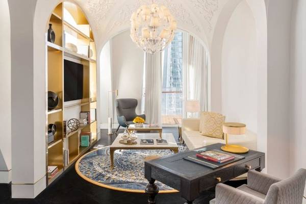 Innenraum des Arbeitszimmers im Raffles Doha mit Schreibtisch, Stühlen, Teppich und Wohnzimmermöbeln.
