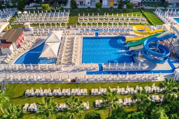Luftaufnahme des Grand Park Lara Resorts mit Swimmingpool, Wasserrutschen und Sonnenliegen
