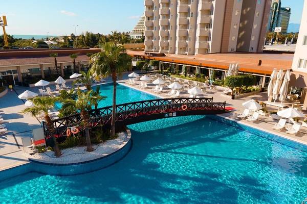 Grand Park Lara Hotel mit Swimmingpool und Sonnenschirmen aus der Vogelperspektive.