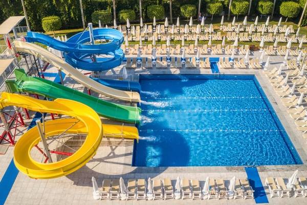 Luftaufnahme des Wasserrutschenbereichs im Grand Park Lara Hotel mit mehreren Rutschen und einem großen Pool.