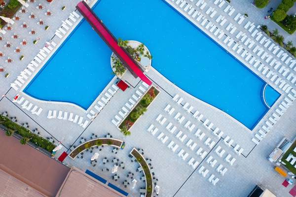 Luftaufnahme des Swimmingpools und der Liegestühle im Grand Park Lara Hotel
