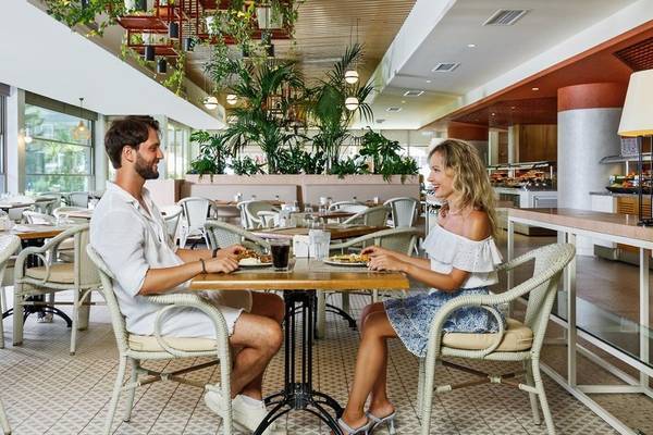 Ein Paar sitzt in einem Restaurant des Grand Park Lara Hotels an einem Tisch.
