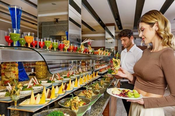 Paar genießt von einer Auswahl an Speisen an einem Buffet im Grand Park Lara Hotel