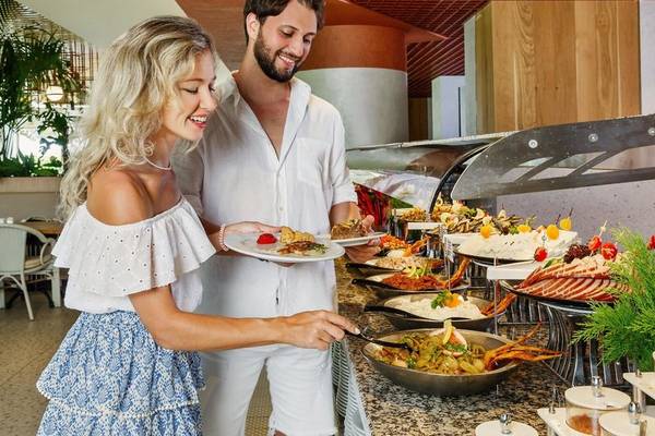 Ein Paar genießt das Buffet im Grand Park Lara Hotel
