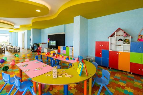 Kinderzimmer im Grand Park Lara Hotel mit bunten Möbeln und Spielzeug.