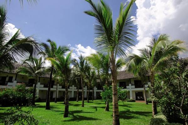 Außenbereich des Sea Cliff Resort & Spa mit Palmen und Gebäuden im Hintergrund.