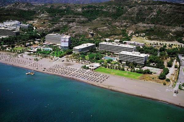 Luftaufnahme des Blue Sea Beach Resort mit vielen Gebäuden und einer langen Strandlinie.