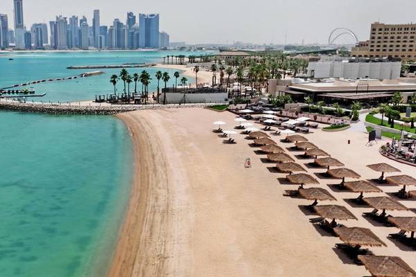 Luftaufnahme des St. Regis Doha Hotels mit Blick auf die Strandlinie und die Skyline