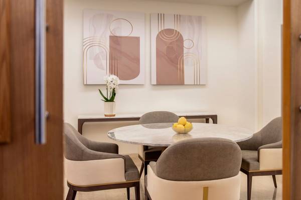 Esszimmer im St. Regis Doha mit runden Tisch und Sesseln.